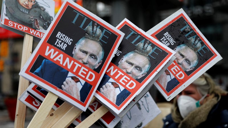 Fotografija: Putin je v trenutku razpočil mehurček iluzije, da smo varno ločeni od preostalega sveta. Foto Chris Helgren/Reuters
