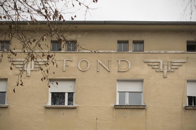 Na fasadi najbolj reprezentančne Fondove palače je še zdaj vidno krilato kolo – simbol železnice. FOTO: Jure Eržen
