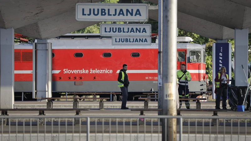 Fotografija: Projektira se »nadgradnja« železniške postaje in gradnja avtobusne postaje ter megalomanska podvoznica Šmartinske ceste, vse brez osnovnega dokumenta DPN in brez z zakonom predpisanega sodelovanja z javnostjo.
Foto Jože Suhadolnik/delo