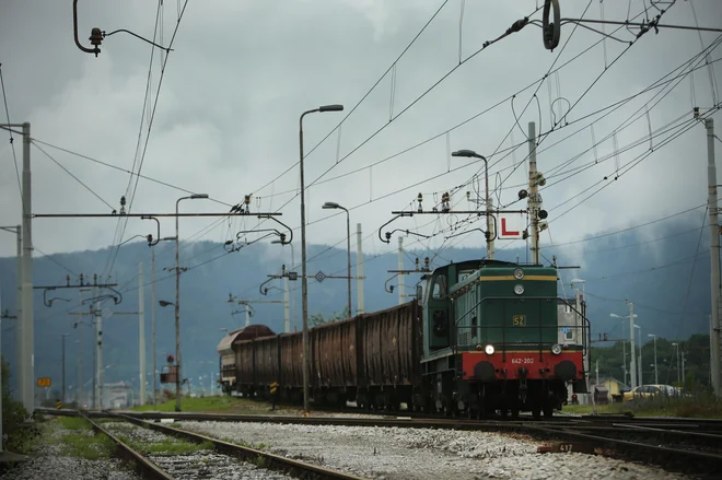 Projektira se železniška in cestna infrastruktura na območju PCL: trije površinski tiri so namenjeni 3,5-krat povečanemu tovornemu prometu, ki bo vsakih nekaj minut dan in noč drvel skozi mesto. Foto Jure Erzen/Delo
