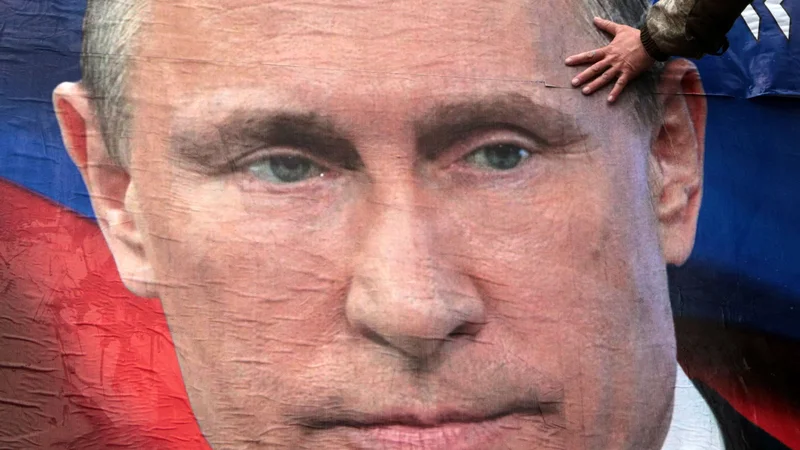 Fotografija: Putin je znotraj EU kot v ZDA izkoristil vsako priložnost, da podpre sile, ki si prizadevajo za avtoritaren model, kakršnega je sam uvajal v Rusiji. FOTO: Stringer/AFP