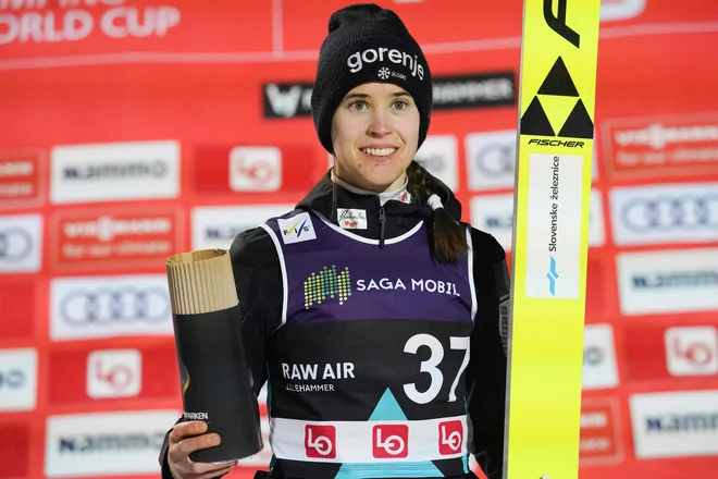 Urša Bogataj je že s prvim skokom napovedala zmago Slovenije. FOTO: Terje Bendiksby/AFP

