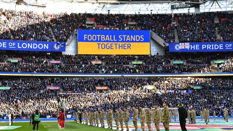 Fotografija: Finalna tekma angleškega ligaškega pokala je na Wembleyju nedavno minila povsem v znamenju ukrajinske rumeno-modre zastave, kapetana Chelseaja in Liverpoola sta na zelenico prinesla tudi cvetje. FOTO: Justin Tallis/AFP

