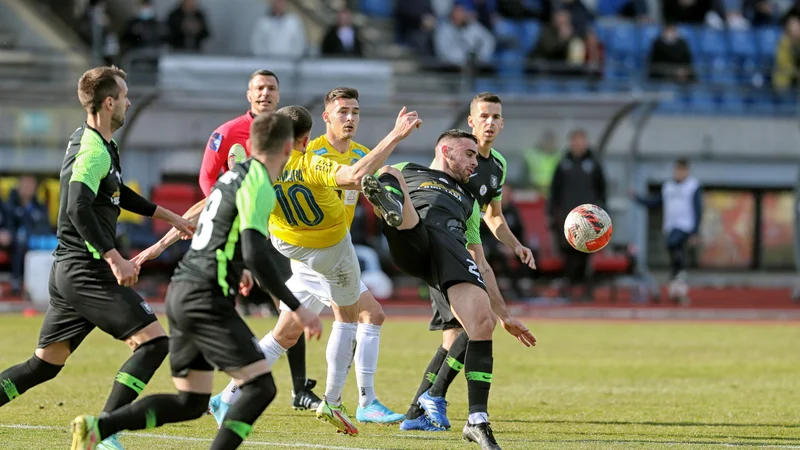 Fotografija: Olimpija ni v igralni in strelski formi, ko pa na igrišču ni Mustafe Nukića (levo), ne more zabiti niti z bele točke. A manjkajo tudi goli posojenega »Šveda« Aljoše Matka (desno). FOTO: Blaž Samec
