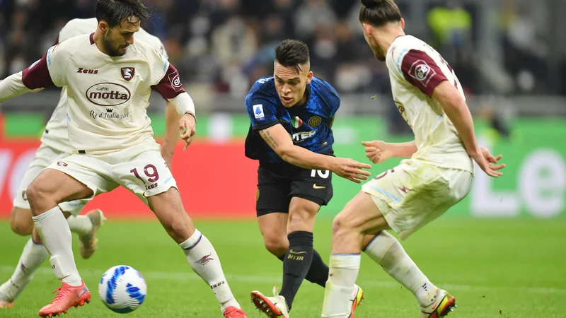 Fotografija: Lautaro Martinez (v sredini) med akcijo za drugi gol na tekmi. FOTO: Daniele Mascolo/Reuters
