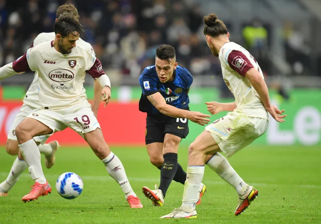 Lautaro Martinez (v sredini) med akcijo za drugi gol na tekmi. FOTO: Daniele Mascolo/Reuters
