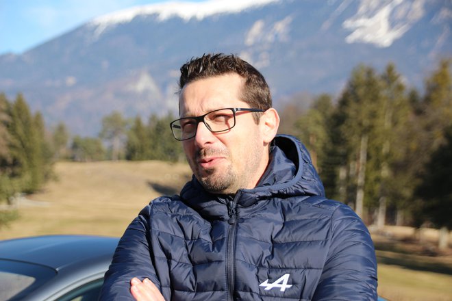 Antony Villain, direktor oblikovanja znamke Alpine: »A110 je presenetljivo podoben prvim skicam, kar je za oblikovalca veliko zadovoljstvo.«
