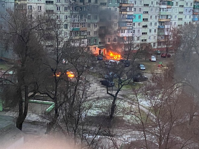 Požar v stanovanjskem naselju v Mariupolu. FOTO: Reuters
