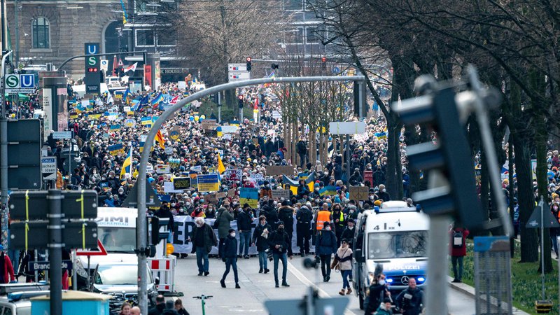 Fotografija: Protesti so potekali tudi v številnih nemških mestih, med številčnejšimi je bil v Hamburgu, kjer se je zbralo do 30.000 ljudi. FOTO: Axel Heimken/AFP
