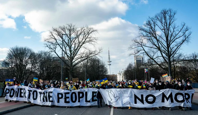 Protest v Hamburgu. FOTO: Axel Heimken/AFP
