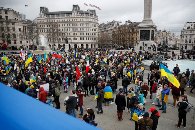 Protestniki v Londonu. FOTO: Peter Nicholls/Reuters
