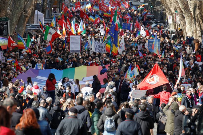 V Rimu je k miru pozivalo okoli 25.000 ljudi. FOTO: Remo Casilli/Reuters
