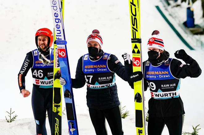 Junaki današnje preizkušnje, z leve Markus Eisenbichler, Marius Lindvik in Robert Johansson. FOTO: Terje Bendiksby/AFP
