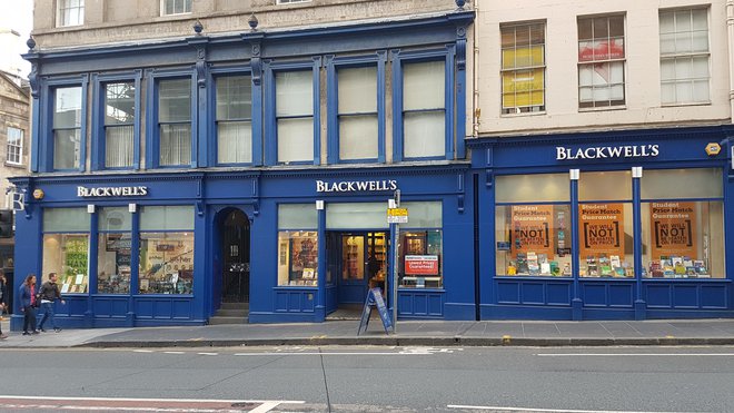 Blackwell's na ulici South Bridge v Edinburghu, ena od osemnajstih knjigarn, ki so zdaj zamenjale lastnika. FOTO:  Stinglehammer/Wikipedia
