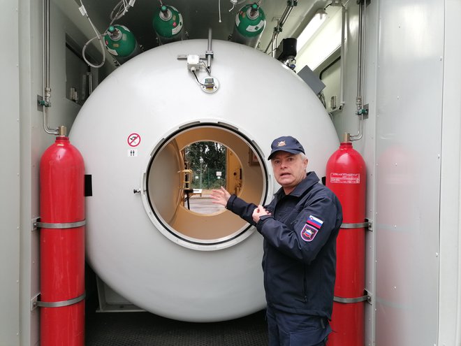 Poveljnik 430. mornariškega diviziona Bogomir Tomažič želi hiperbarično komoro nameniti tudi za civilno zdravstvo. FOTO: Nataša Čepar/Delo
