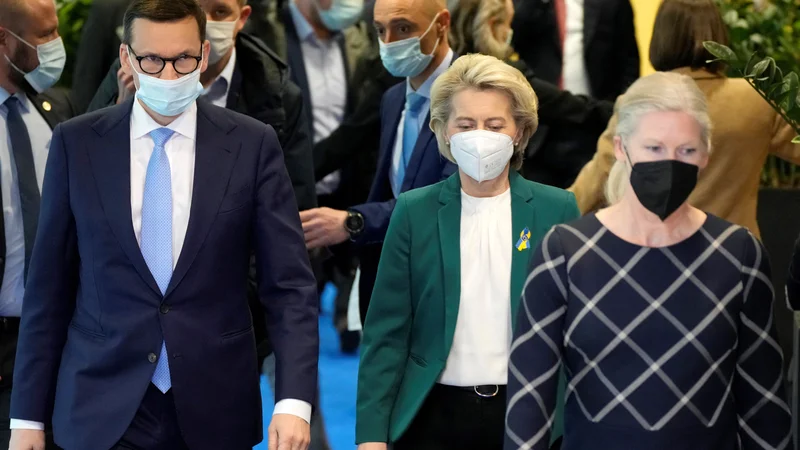 Fotografija: Prelomne odločitve se sprejemajo skorajda čez noč. Na fotografiji Ursula von der Leyen s poljskim premierom Mateuszem Morawieckim. FOTO: Virginia Mayo/Reuters