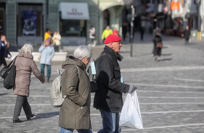 Prekarno delo mladih in neustrezna štipendijska politika, pozno vstopanje mladih na trg dela in prenizke pokojnine dela upokojencev obirajo dostojno življenje v naši družbi. FOTO: Blaž Samec/Delo
