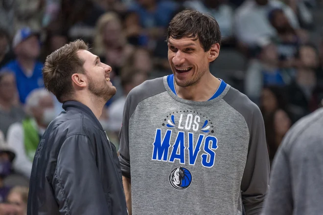 Luka Dončić&nbsp;(levo) je klepetal z Bobanom Marjanovićem in ni stoil na igrišče. FOTO: Jerome Miron/USA&nbsp;Today Sports
