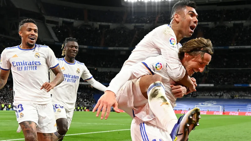 Fotografija: Luka Modrić (desno) proslavlja s soigralci po golu v mreži Real Sociedada, svojem prvem v sezoni. FOTO: Pierre-Philippe Marcou/AFP