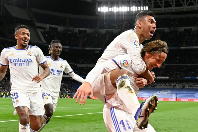 Luka Modrić (desno) proslavlja s soigralci po golu v mreži Real Sociedada, svojem prvem v sezoni. FOTO: Pierre-Philippe Marcou/AFP
