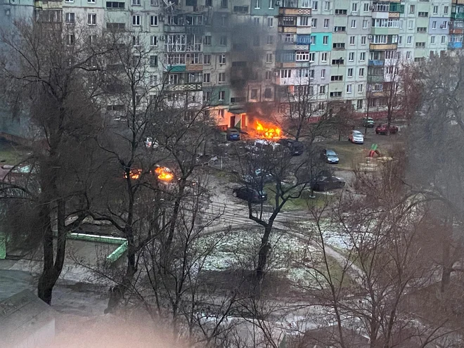 Ljudje so bili v Mariupolu ujeti več dni, saj so ga ruske sile močno obsteljevale. Fotografija je nastala 3. marca. FOTO: @AyBurlachenko/Reuters
