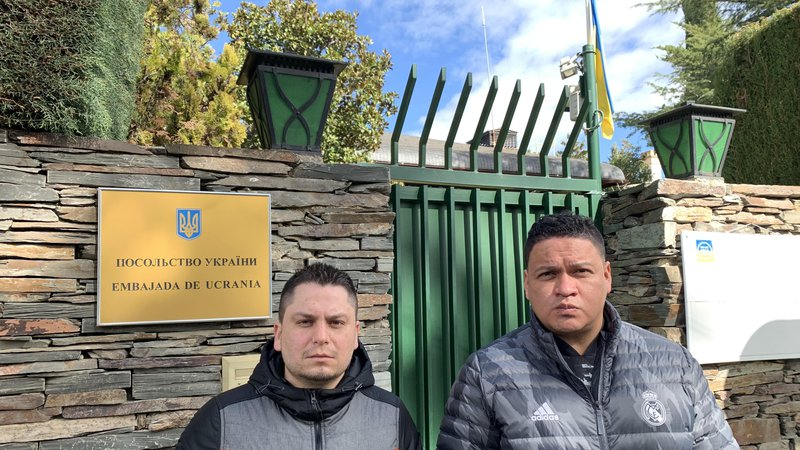 Fotografija: Na poziv uradnega Kijeva k priključitvi mednarodni legiji teritorialne obrambe proti ruskemu okupatorju sta se odzvala tudi Ricardo in Diego, ki se s priimkoma ne želita predstaviti. FOTO: Gašper Završnik
