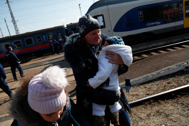 Ukrajinci bežijo pred rusko agresijo. FOTO: Bernadett Szabo/Reuters
