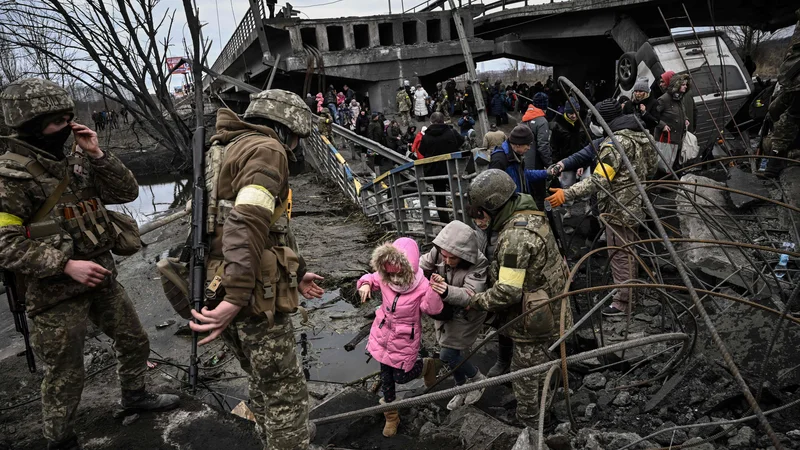 Fotografija: Prebivalci so zapustili razrušen Irpin. FOTO: Aris Messinis/AFP
