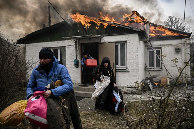 Irpin je tarča močnega obstreljevanja. FOTO: Aris Messinis/AFP
