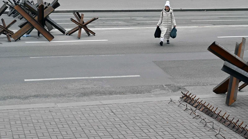 Fotografija: Protitankovske ovire v središču Kijeva. FOTO: Sergej Supinski/AFP
