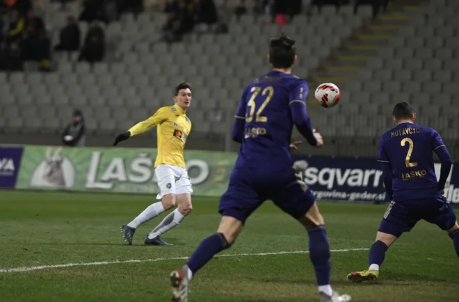 V napeti, razburljivi in tudi z incidentom začinjeni tekmi v Ljudskem vrtu so krajšo potegnili Mariborčani. Bravo je z zmago pomagal tudi Kopru in Olimpiji. FOTO: Miloš Vujinović
