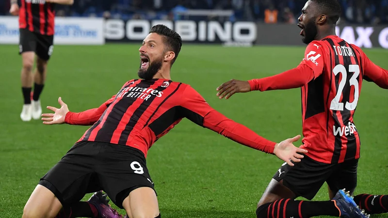 Fotografija: Milanov francoski veteran v konici napada Olivier Giroud je odločil derbi v Neaplju. FOTO: Tiziana Fabi/AFP