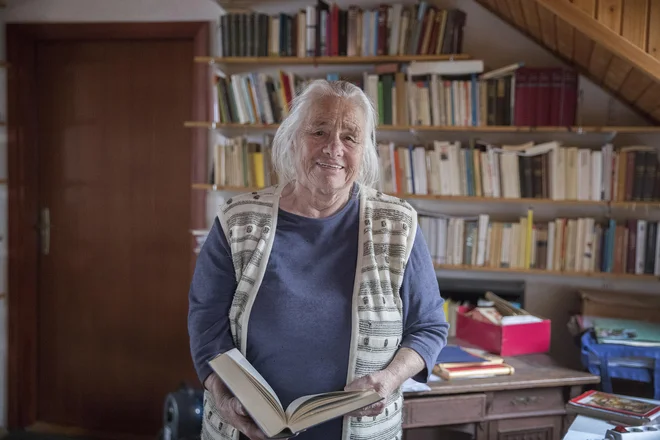 Käthe Grah se najbolje počuti v družbi svojih knjig. FOTO: Leon Vidic/Delo