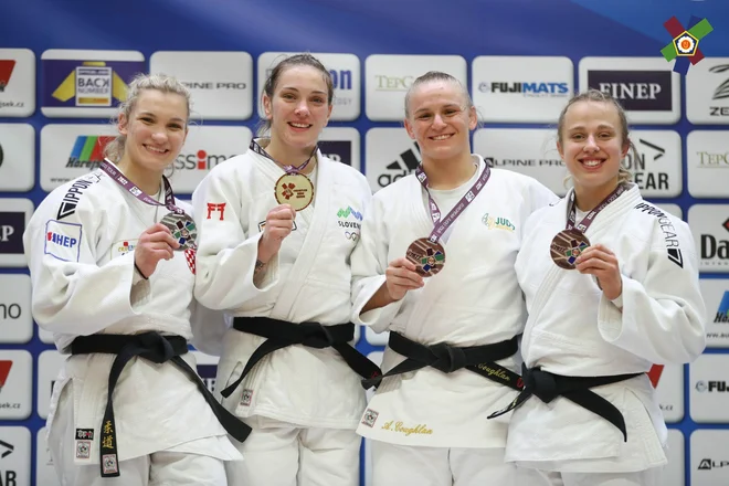 Anka Pogačnik (na fotografiji druga z leve) si je v Pragi priborila zlato kolajno.&nbsp; FOTO: Carlos Ferreira/EJU
