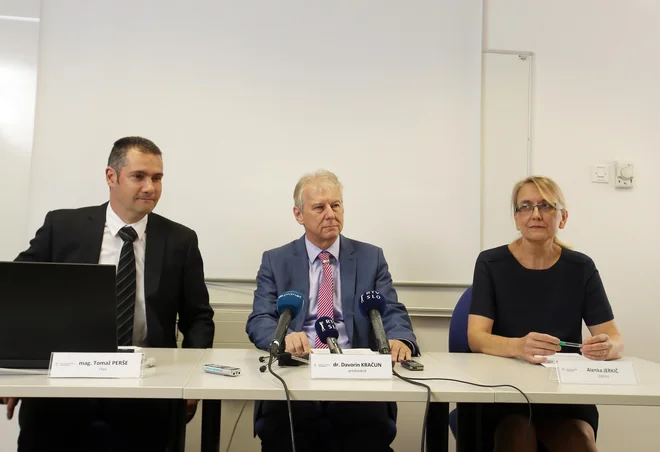 Fiskalni svet (od leve proti desni Tomaž Perše, Davorin Kračun in Alenka Jerkič) opozarja, da je&nbsp;visoka konjunktura&nbsp;v začetku leta v večini zakrivala strukturno slabšanje javnih financ. FOTO:&nbsp;Jože Suhadolnik/Delo
