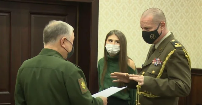 Hrvaškemu vojaškemu atašeju v Moskvi Željku Akrapu (desno) so zaradi tega, ker so se v Ukrajini menda pojavili hrvaški plačanci, nameravali izročiti protestno noto, ki pa jo je zavrnil. FOTO: posnetek zaslona/youtube
