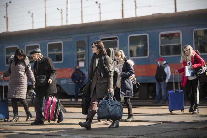 Člani in članice Ukrajinskega mladinskega simfoničnega orkestra na železniški postaji Záhony ob ukrajinski meji. Z dvema avtobusoma so jih prepeljali v Ljubljano. FOTO: Jure Eržen/Delo
