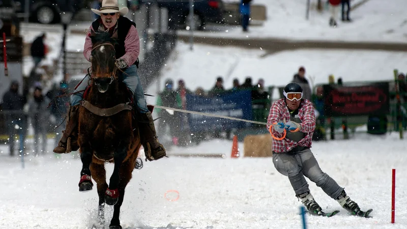 Fotografija: Tudi letos so v Leadvillu v Koloradu izpeljali že 74. različico tekmovanja Leadville skijoring. Dahl (na fotografiji) tekmuje že 27 let zapored in v ekipi sodeluje s svojima sinovoma. Smučarski joring, ki izvira iz Skandinavije, se je z leti prilagodil tako, da ekipo sestavljata tekmovalec in smučar. Smučar mora za točke premagovati skoke, slalomska vratca in s kopjem ujeti čim več obročkov. V Leadvillu, najvišje ležečem mestu v Severni Ameriki z nadmorsko višino 3 094 m, skijoring poteka že od leta 1949. Foto: Jason Connolly/Afp