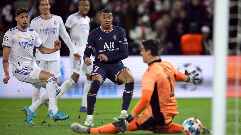 Fotografija: Potem ko se je tekma v Parizu končala z zmago PSG z 1:0, bo imel na povratni tekmi v Madridu gotovo veliko dela tudi sodnik. FOTO: Sarah Meyssonnier/Reuters
