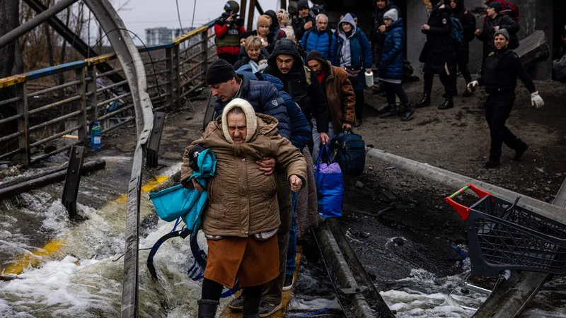 Fotografija: Že nekaj evakuacij civilistov iz mest, ki jih je obkolila ruska vojska, je propadlo. FOTO: Dimitar Dilkoff/AFP