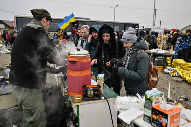 Okupatorji so do zdaj streljali na civiliste, ki so poskušali oditi iz mest, ter pri tem ubili družine in prostovoljce.&nbsp; FOTO: Louisa Gouliamaki/Afp
