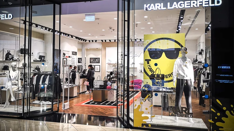 Fotografija: Danes je bilo, kot je videti na fotografiji iz moskovskega nakupovalnega centra, še mogoče kupiti prestižnejše zahodne izdelke, tudi izdelke Karla Lagerfelda. FOTO: AFP