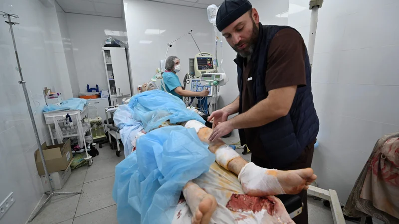 Fotografija: Preverjajo možnost, da bi v begunskih centrih vzpostavili »slovensko točko« z zdravnikom in zobozdravnikom ali dvema zdravnikoma. Foto Sergei Supinsky/AFP