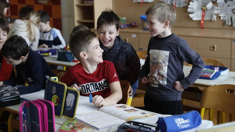 Fotografija: Po dolgem času so se učenci in učitelji, dijaki in profesorji v šoli zagledali brez obveznih mask. FOTO: Leon Vidic/Delo