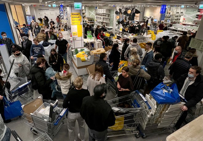 Minuli petek so ruski kupci preplavili Ikeine trgovine, manično so kupovali in stali v dolgih vrstah, saj je švedski gigant napovedal zaprtje trgovin v Rusiji in Belorusiji. FOTO: Reuters
