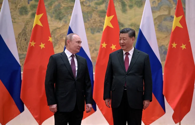 Vladimir Putin in Xi Jinping si želita vsak po svoje ustaviti širjenje zahodnih vrednot proti vzhodu. FOTO: Sputnik/Reuters

