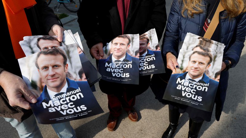 Fotografija: Pomembno je, da je Emmanuel Macron še vedno v telefonskih stikih s Putinom. FOTO: Ludovic Marin/Afp
