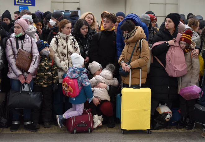 Čakajoč na vlak, ki jih bo popeljal z vojnih območij. FOTO: Yuriy Dyachyshyn/Afp
