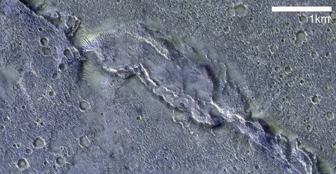 Greben Solis Dorsum na vulkanski ravnici Tharsis. Ta geološka značilnost je nastala z razpokanjem skorje in zgornjega dela plašča med ohlajanjem notranjosti planeta. FOTO: Esa/Roskozmos/Cassis
