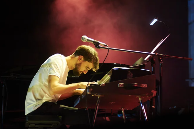 Jutri bo cikel PianoLab odprl pianist, producent in skladatelj Bowrain.

Foto Primož Zrnec
